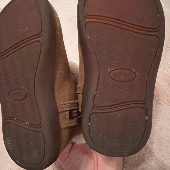 Ugg boots toddler size 6.5 - Picture 2 of 9